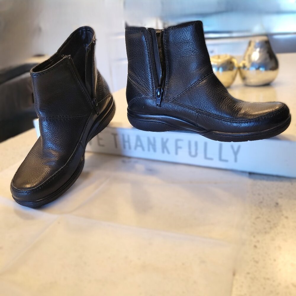 Clarks Black Leather Women's Ankle Boots Size 5.5 - Picture 2 of 6